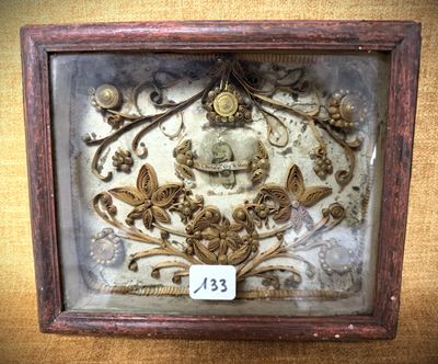une photo d'une photo représentant un crâne et des fleurs dans un cadre-vitrine