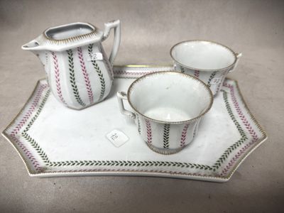 trois tasses et un pichet posés sur un plateau, lui-même posé sur une table