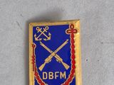gros plan d'un badge sur une surface blanche