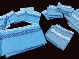 de nombreux morceaux de tissu bleu ornés de motifs blancs
