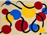 un tapis coloré orné de cercles et de lignes sur fond beige