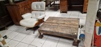Table basse, piètement fer dessus bois et un fauteuil dans l…