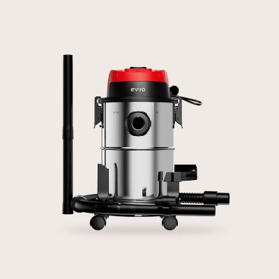 un aspirateur argenté et rouge muni d'une poignée noire