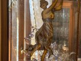 une vitrine sur laquelle se trouve une statue, dans une pièce