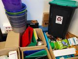 de nombreuses boîtes de fournitures scolaires posées par terre