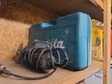 une photo d'une boîte à outils et d'un cordon posés sur une étagère
