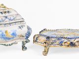 deux pièces de porcelaine posées l'une sur l'autre sur une surface blanche