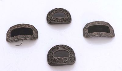 Deux paires de boucles de ceinture en métal argenté. Soit 4 …