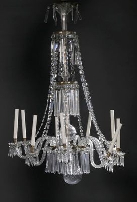 gros plan d'un lustre suspendu au plafond