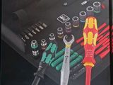 une boîte d'outils posée sur une table