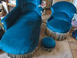 un fauteuil bleu et un repose-pieds dans un salon