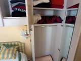 un placard dans lequel se trouvent un lit et une chaise