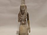 une statue égyptienne représentant une femme tenant un bébé dans ses bras