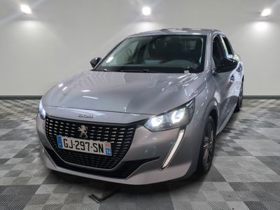 L'avant d'une voiture argentée est garé sur un sol à damier.