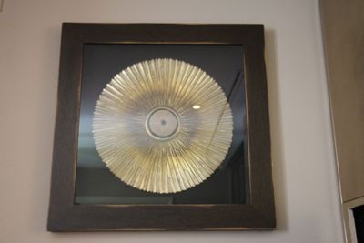 une photo d'une horloge accrochée au mur