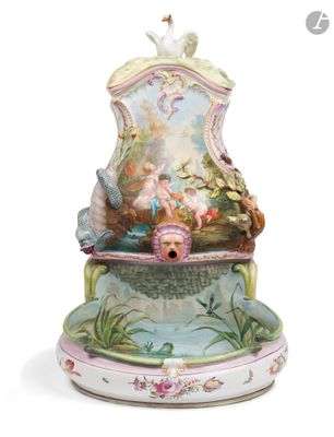 une figurine posée sur une table