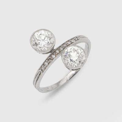 un gros plan d'une bague sertie de deux diamants