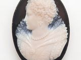 caméo en noir et blanc représentant une femme vêtue d'une robe blanche
