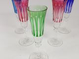 quatre verres à vin posés les uns à côté des autres sur une table