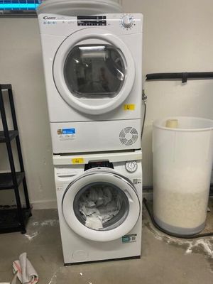 deux lave-linge et un sèche-linge empilés les uns sur les autres