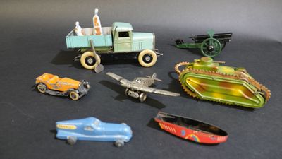 de nombreux petits véhicules jouets de toutes sortes posés sur une table