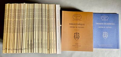 plusieurs livres sont empilés sur une table