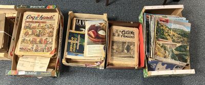 Plusieurs cartons de livres sont alignés en rangée sur le sol