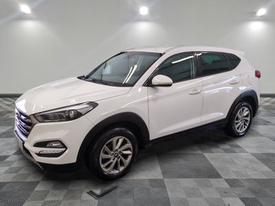 le 4x4 blanc est garé sur un carrelage à carreaux
