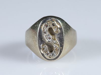 une image représentant une chevalière en argent ornée d'un serpent