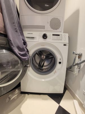 un lave-linge et un sèche-linge dans une petite pièce