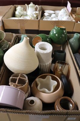 de nombreux types de vases et de coupes dans une boîte
