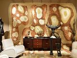 un salon avec beaucoup de meubles et un grand mur
