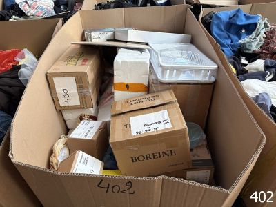 un gros tas de cartons et d'autres objets empilés les uns sur les autres