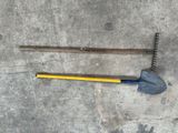 deux outils posés sur le sol en béton