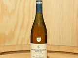 une bouteille de vin posée sur un tonneau