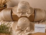 Plusieurs chapeaux sont empilés les uns sur les autres sur une table