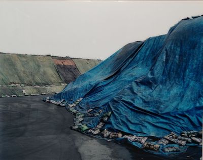 une photo d'une bâche bleue sur le flanc d'une colline