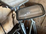 une table sur laquelle est posé un plateau, dans une pièce