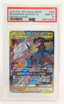 un gros plan d'une carte Pokémon sur fond blanc