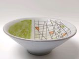 un bol blanc orné d'un motif vert et orange