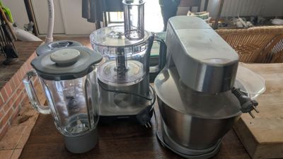 un mixeur et un mixeur posé sur une table