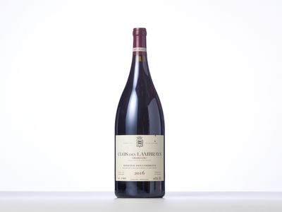 la bouteille de vin rouge est posée sur la table