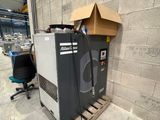 une machine posée sur une palette à côté d'une chaise