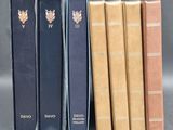 quatre livres sont alignés sur une surface grise