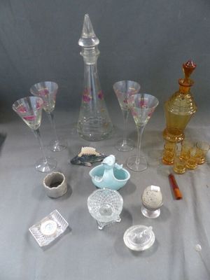 un grand nombre d'objets en verre posés sur une table