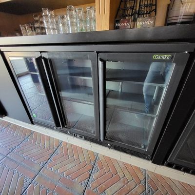 une porte vitrée à l'arrière d'un bar