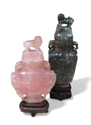DEUX VASES COUVERTS en pierre dure dont un en quartz rose sc…