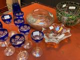 beaucoup de verres et un saladier sur la table