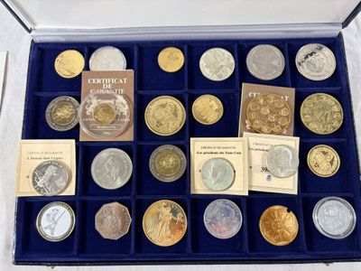 une vitrine contenant toutes sortes de pièces de monnaie
