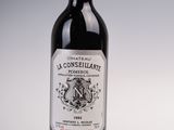 une bouteille de vin posée sur une table